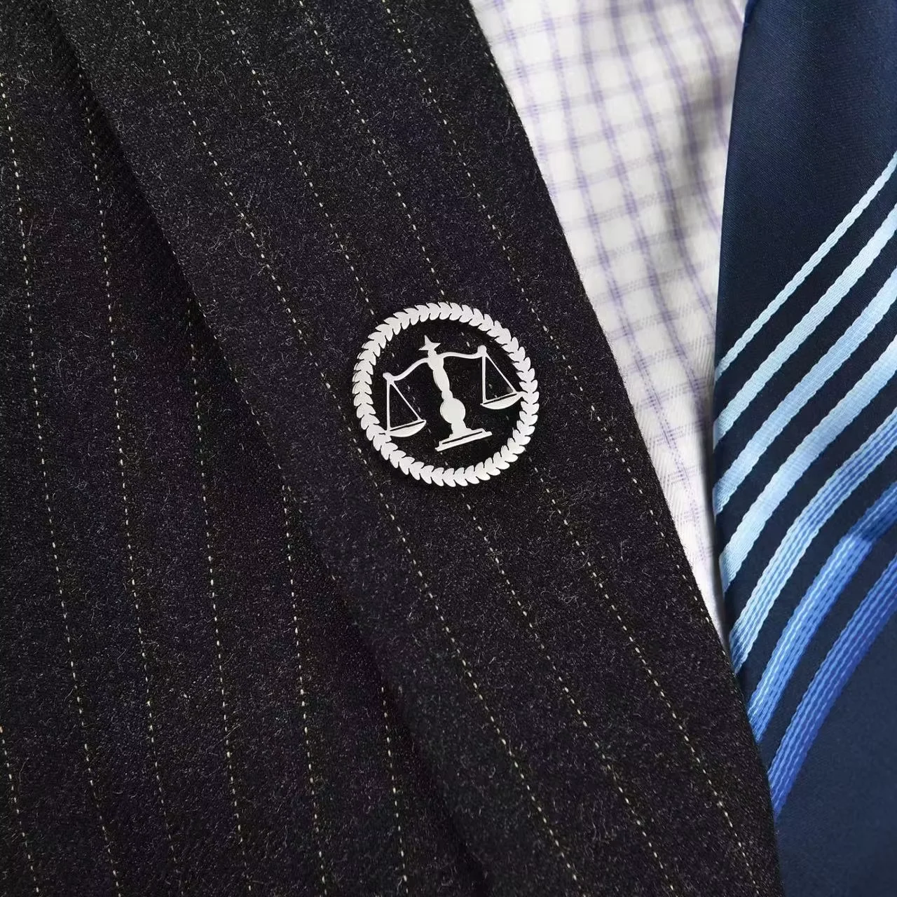 Lawyer Brooch for Men, Justice Scale Steel Lapel Pin, Balance Advocate Lawyer Brooch Justice and Equity Symbol For Men's Shirt
