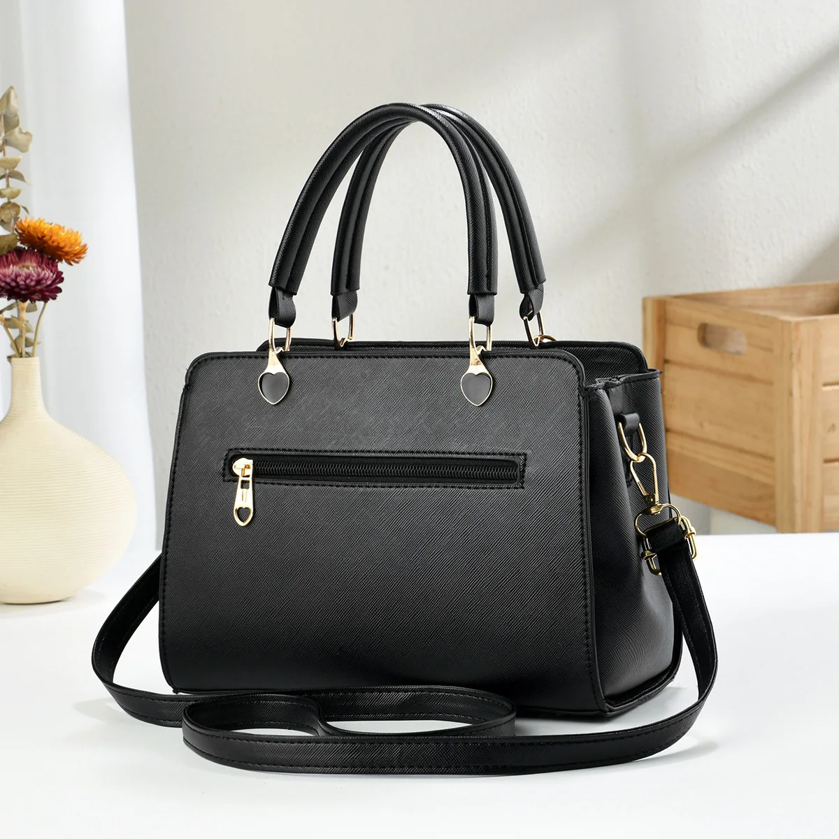 Damenhandtasche Leder Monogramm - usage example