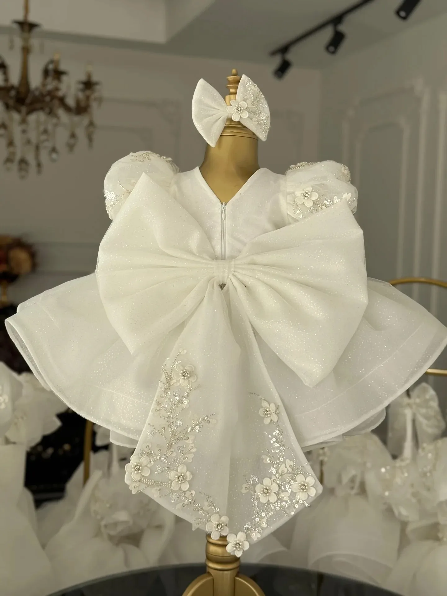 

Flower Girl Dresses For Customized White Wedding Appliques Short Sleeves First Communio With Bow Lace Kids Birthday Party Gowns