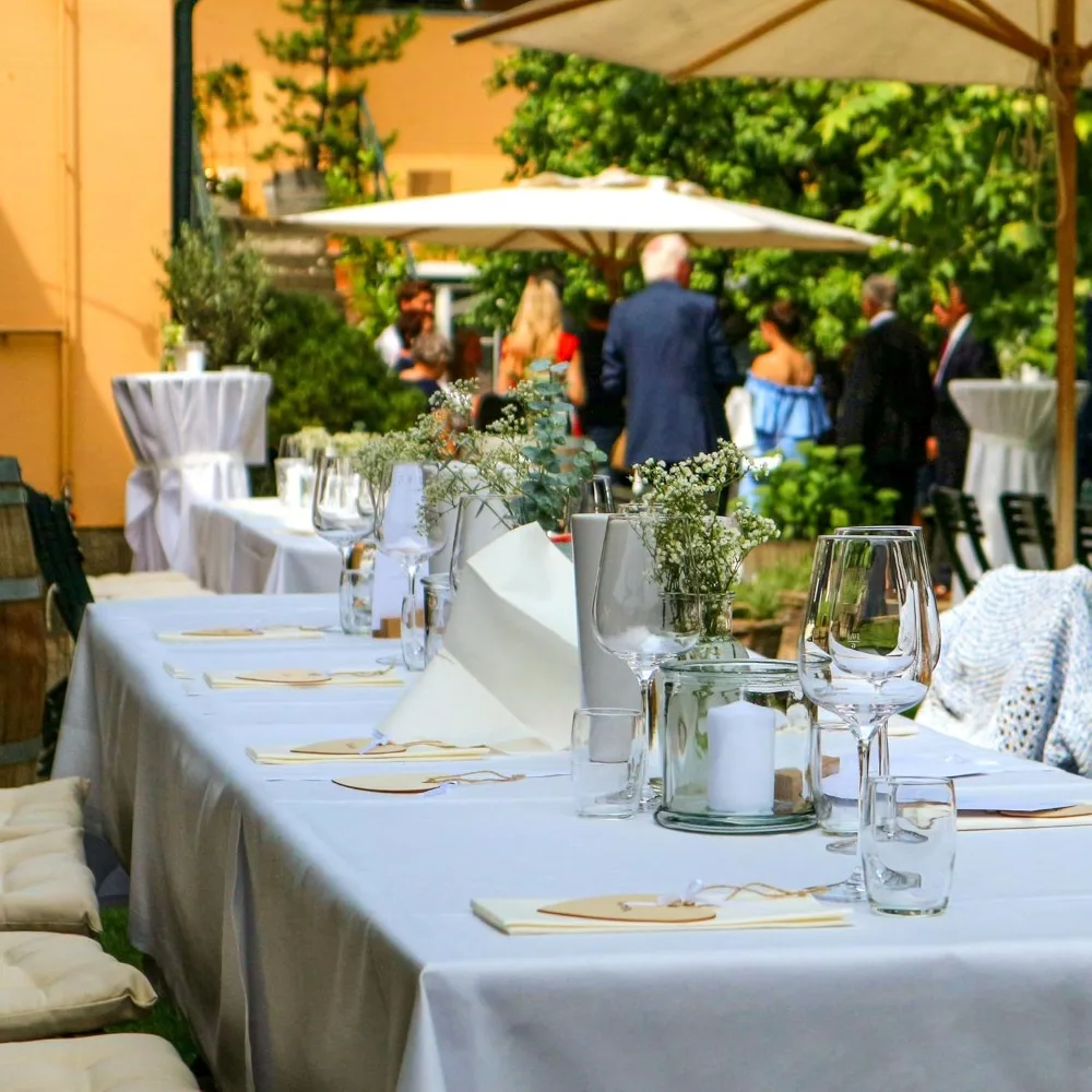 Mesa dobrável portátil de plástico branco resistente de 96 polegadas para uso interno e externo