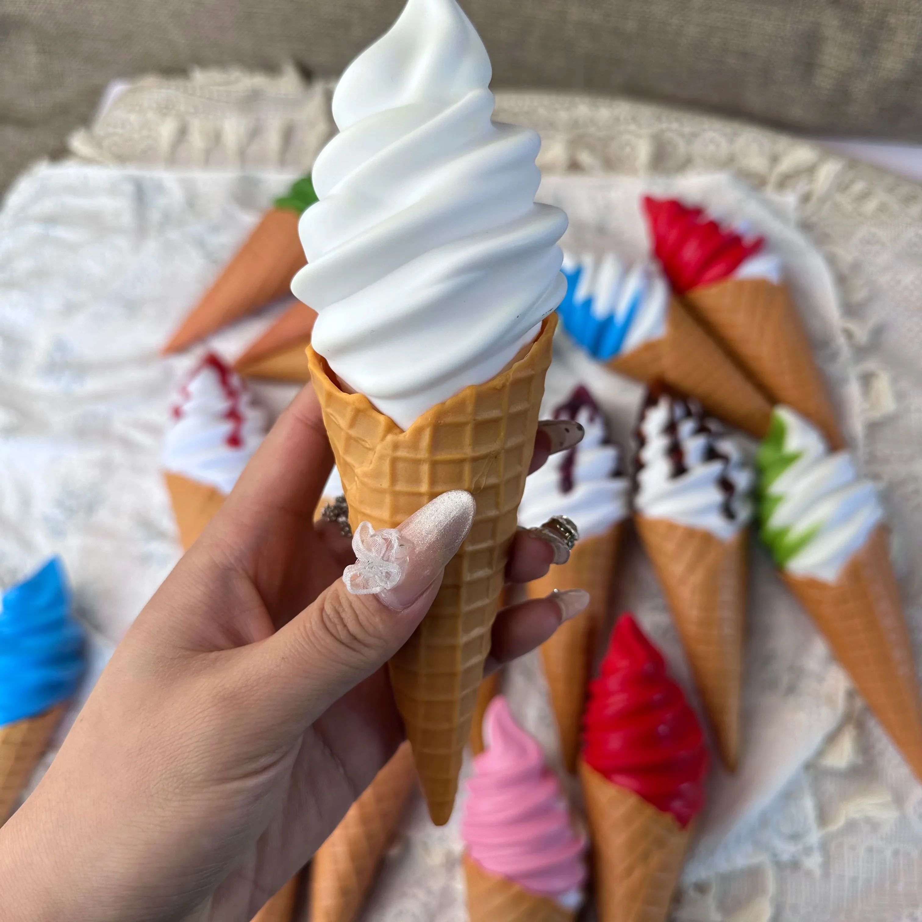 21 cm/8,3 Zoll realistisches PVC-Eis, großes gefälschtes Dessertmodell für die Schaufensterstellung, Fotografie-Requisite, Party-Dekoration, Lebensmittelständer – Detail 8