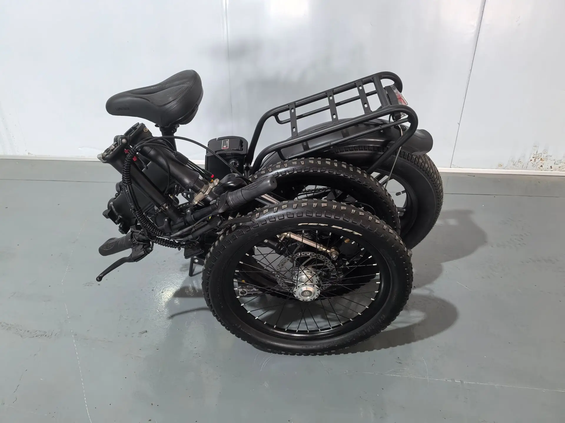 Three-wheeled electric moped Inverted three-wheeled electric moped bicycle