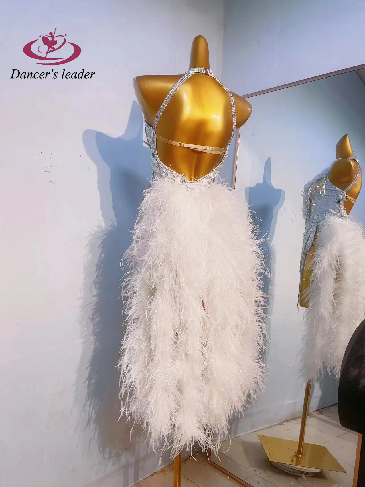 

Женская высококачественная юбка из белого жемчуга и пуха для латинских танцев на заказ, костюм для выступлений самбы со стразами