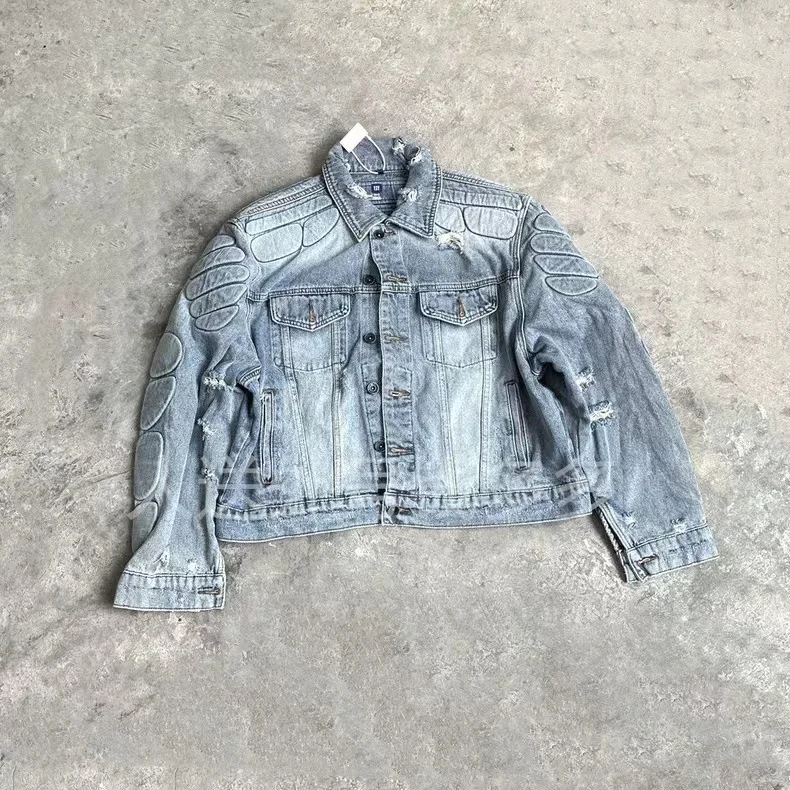 

Высококачественная джинсовая куртка Kanye в западном стиле, крутая уличная потертая винтажная винтажная куртка с вышитым логотипом для мужчин и женщин