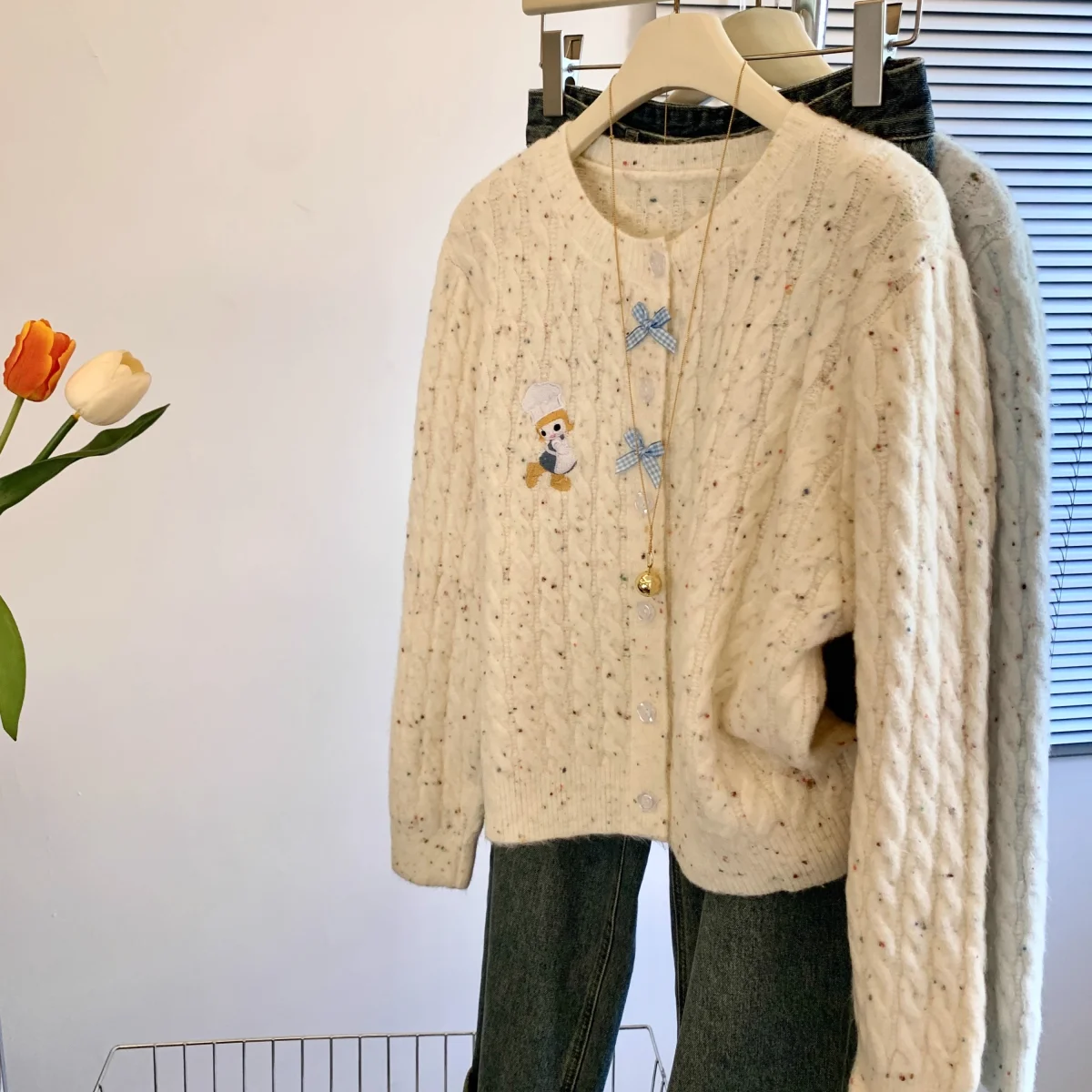 Cardigan maglione ricamato cartone animato coreano da donna primavera e autunno nuovo piccolo morbido cappotto lavorato a maglia con fiocco ceroso