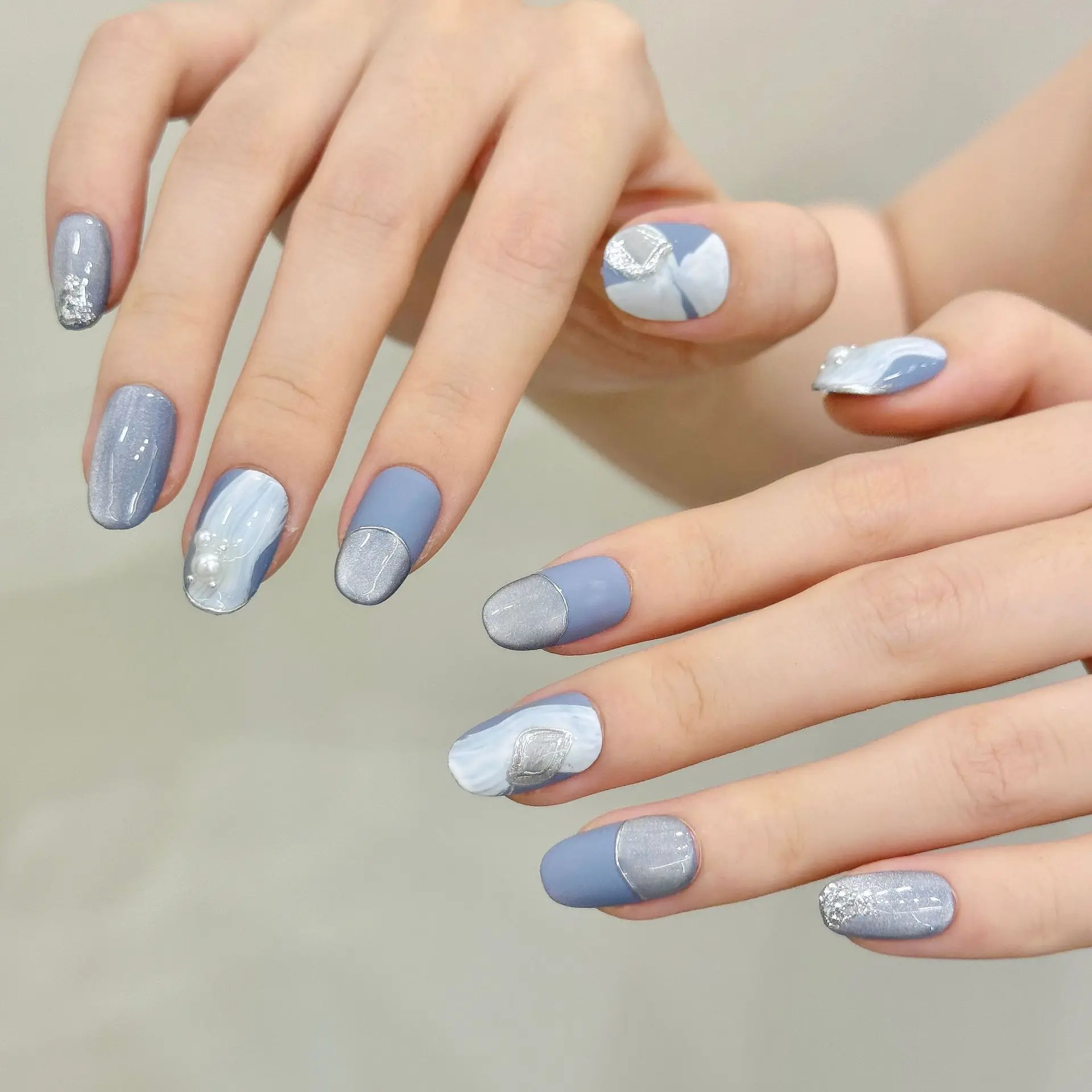 10개 수제 프랑스 숏 프레스온 네일, 반짝이는 블루 캣아이 펄 프로스티드 디자인 가짜 네일, 착용 가능한 네일 아트 팁 (여성용)