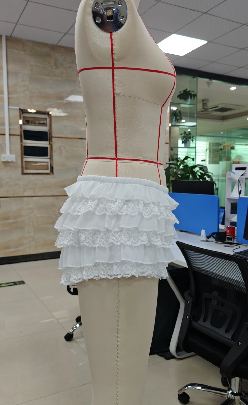 Women Tiered Ruffle Mini Shorts Solid Color Lace Trim Elastic Waist Shorts