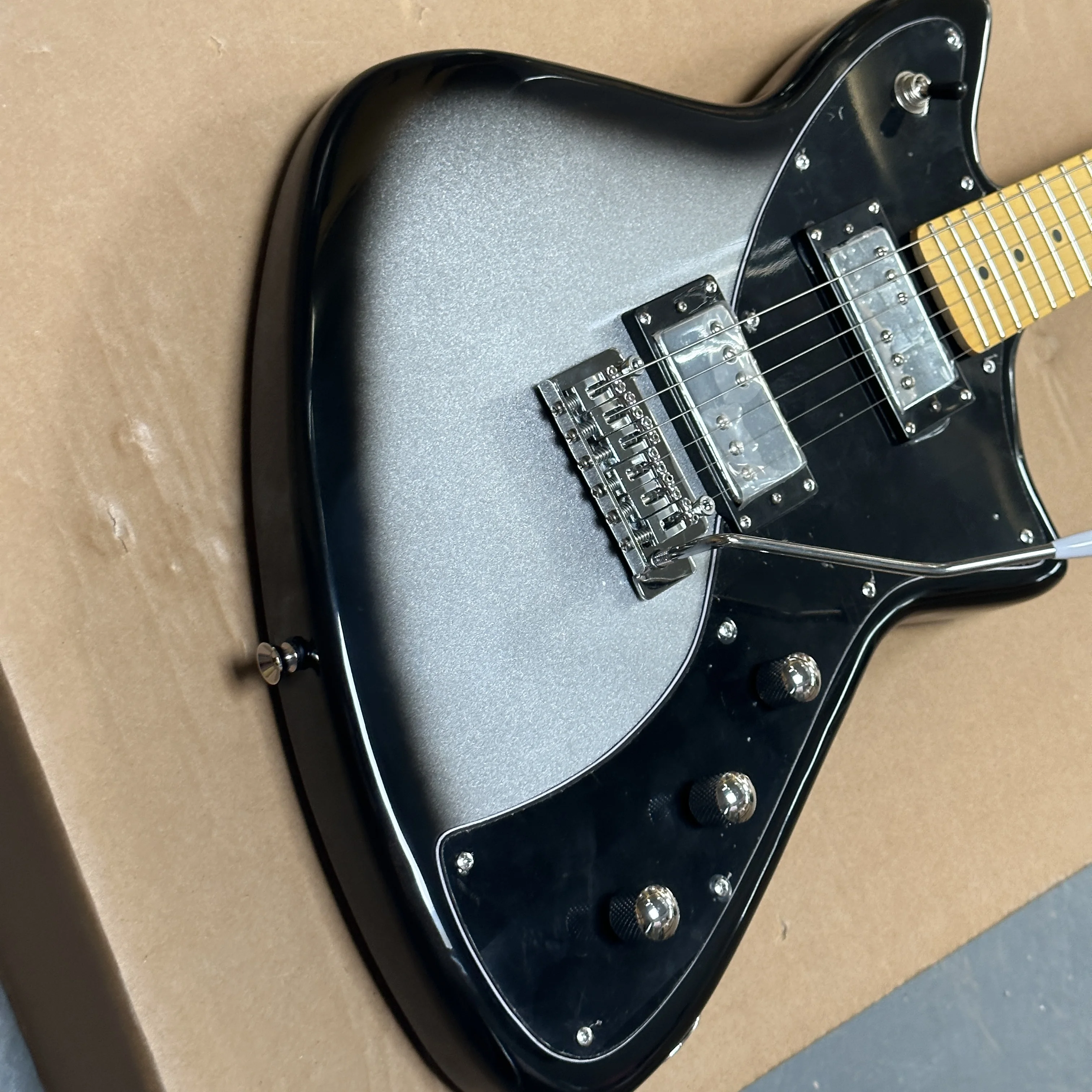 

Электрогитара серебристо-черного градиентного цвета, гитара с 22 ладами и кленовым грифом, электрогитара, подходящая для домашнего использования.