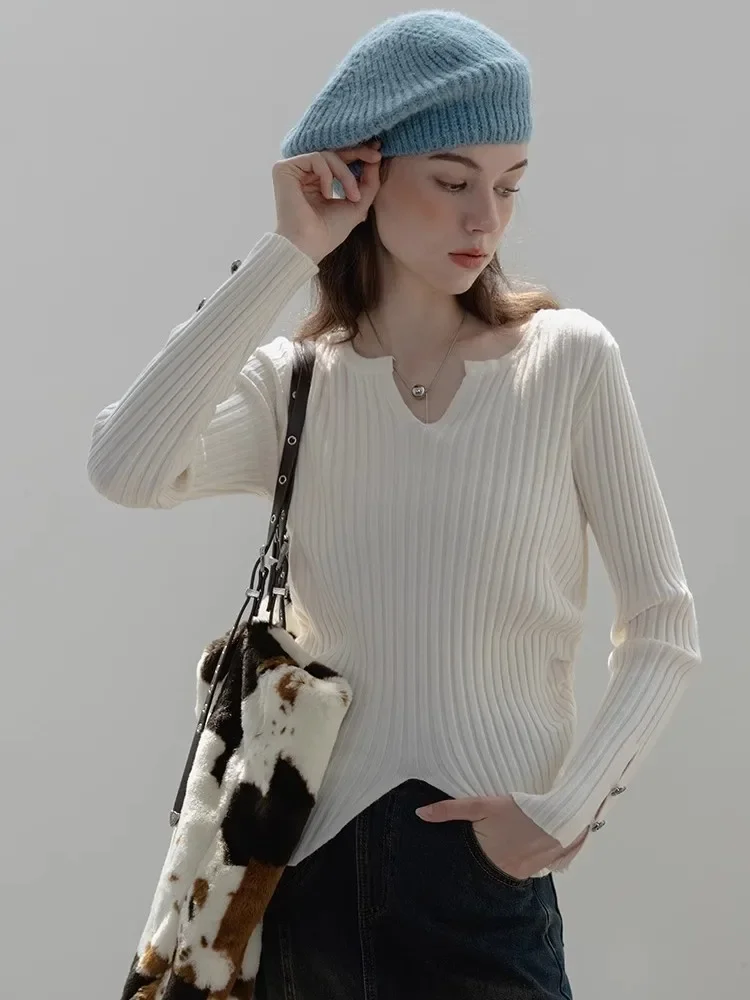 French Minimalist V-Neck Sweater For Women'S Autumn And Winter Design, With A Split Hem And A White Slim Fit Knit Sweater