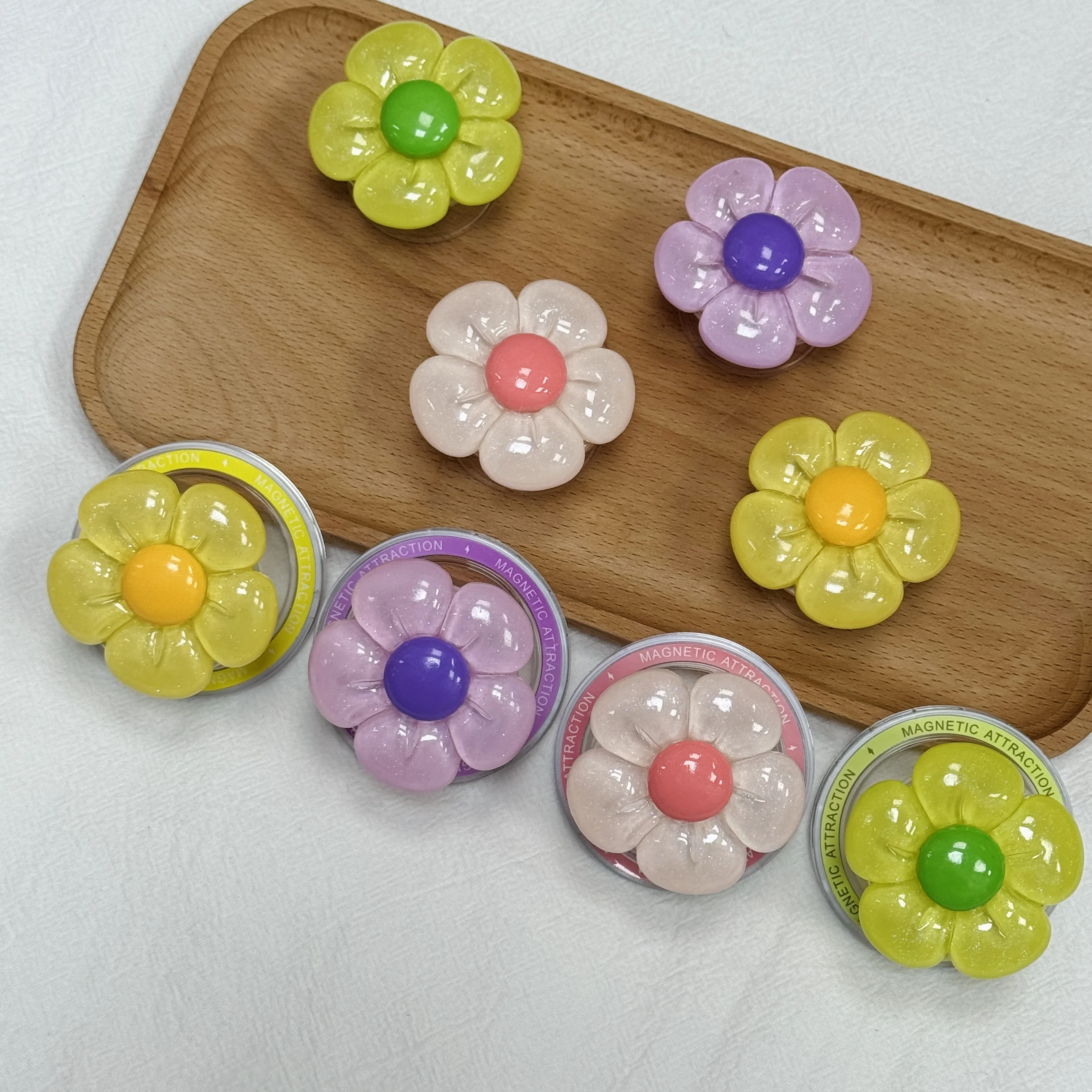 The Popular Magnetic Flower Holder Is Beautiful, Practical and Can Be Grabbed It Is Suitable for IPhone 17 Samsung Airbag Holder