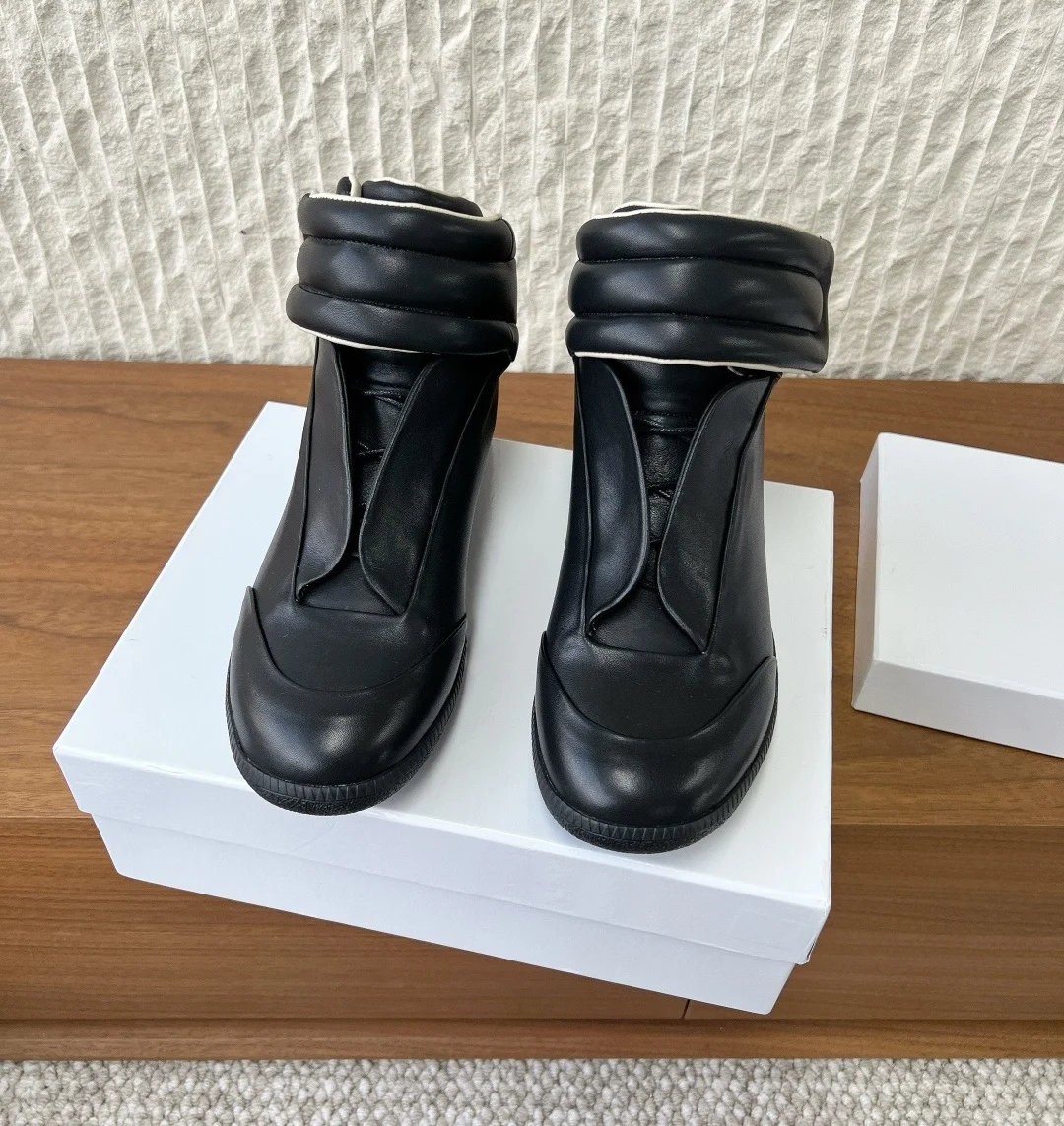 

Luxury Brand Outdoor Sports Leisure High-top Flat Shoes Couple Style Casual Running Shoes Genuine Leather Upper Commuter Shoes