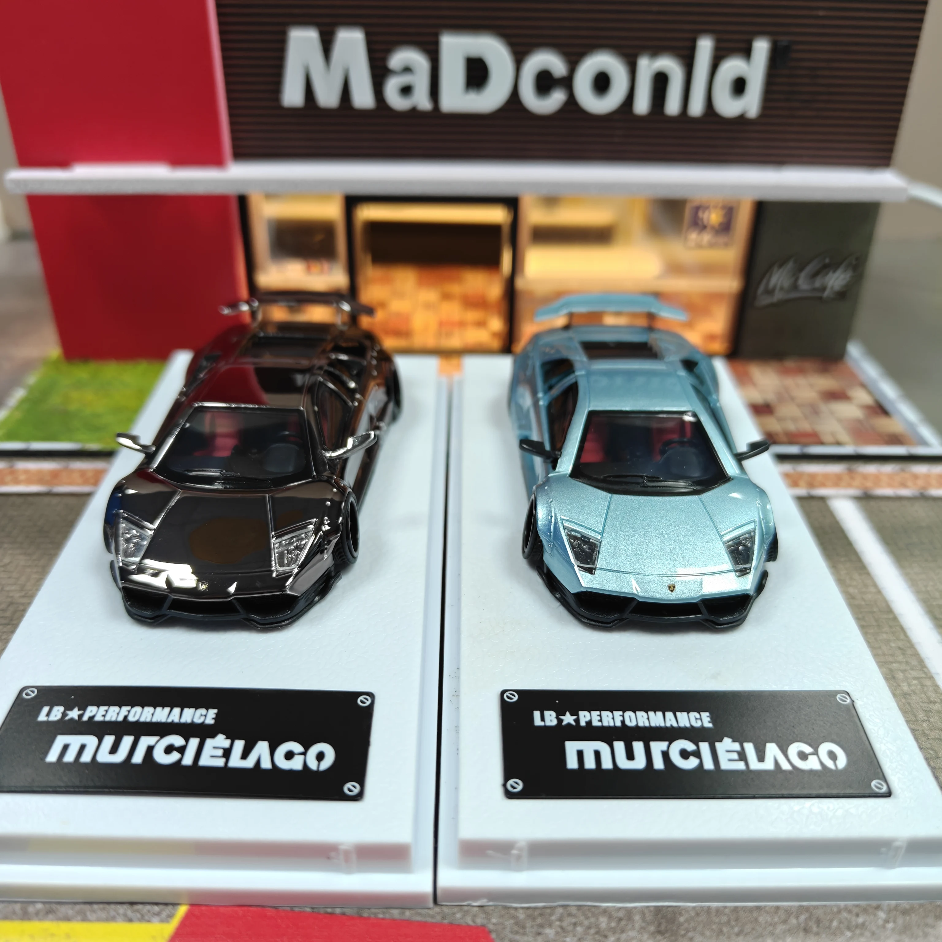 مجموعة هدايا نموذج سيارة من راتينج افينتادور من LB Performance