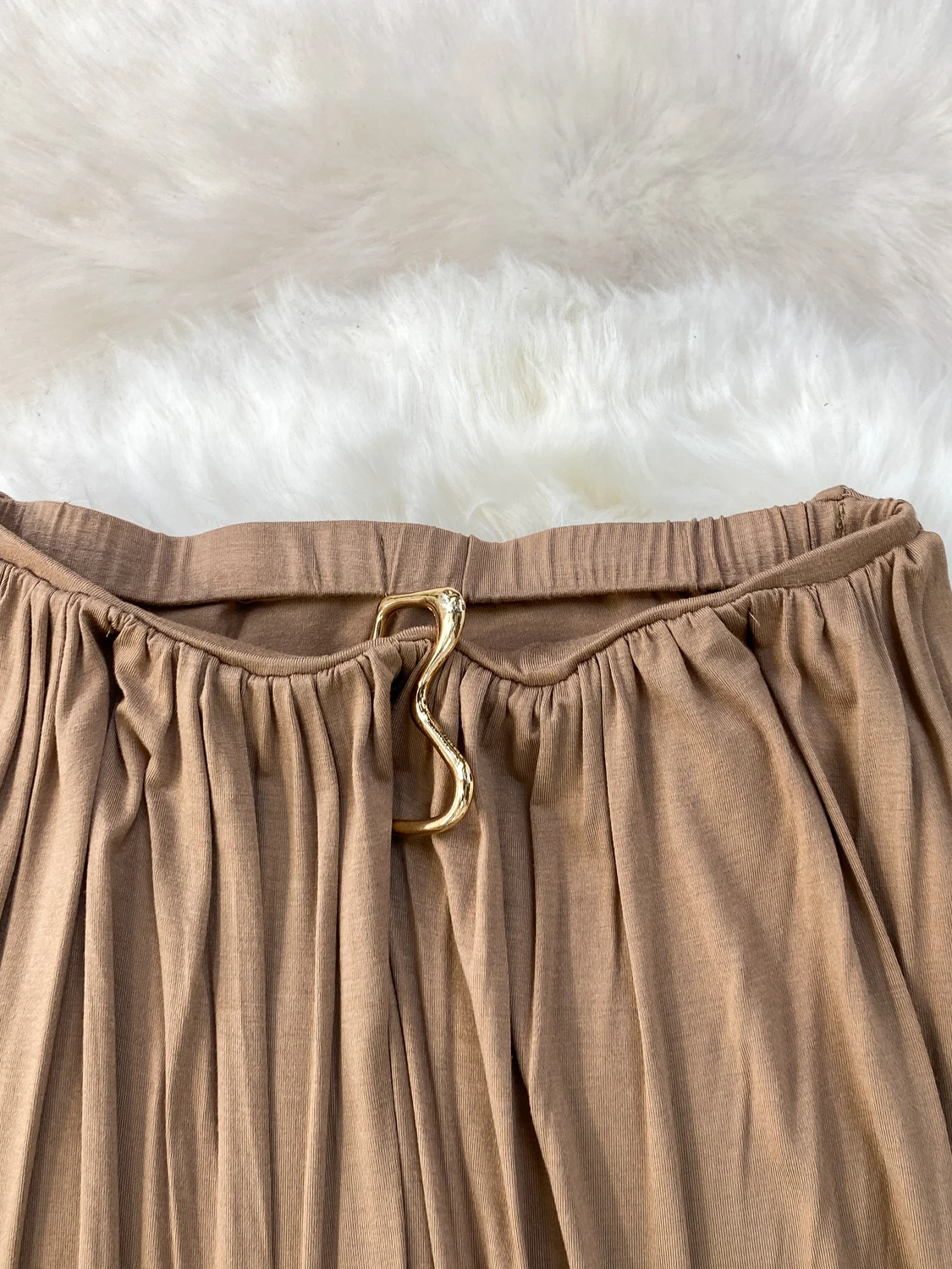 Brązowa dzianinowa spódnica damska jesienno-zimowa wyszczuplająca plisowana spódnica z wysokim stanem, metalowym zdobieniem, długa spódnica w kształcie litery A.