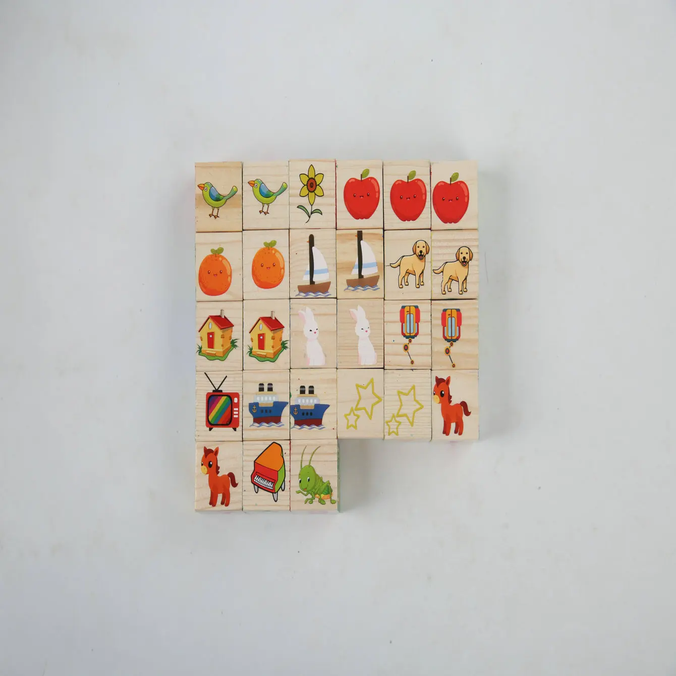 Kinderpuzzelbouwstenen die kinderen kunnen helpen cijfers, letters en verschillende dingen te herkennen