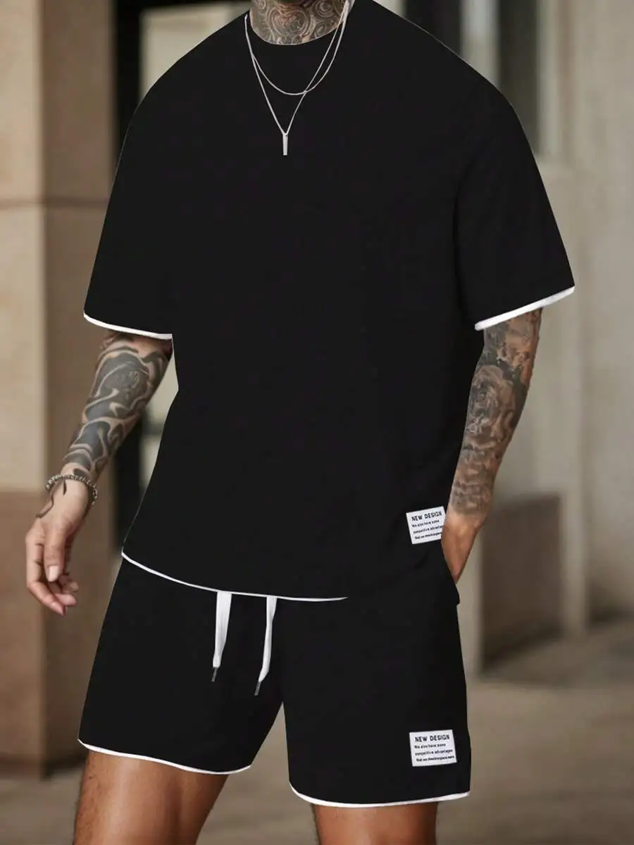 Conjunto Manfinity Homme para Hombre: Camiseta con Detalle de Letras Bordadas y Ribete en Contraste, y Pantalones Cortos con Cintura Ajustable con Cordón