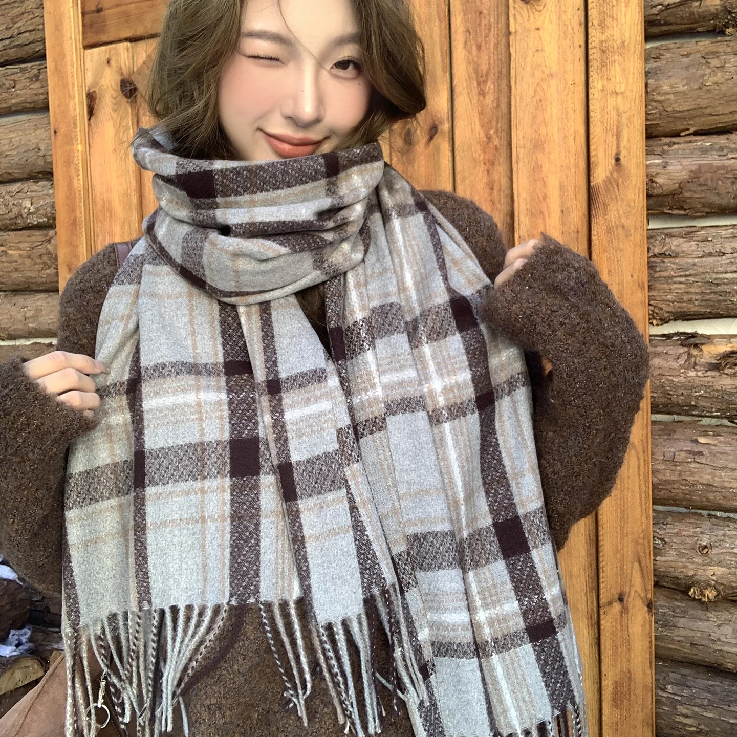 

Японский корейский новый клетчатый шарф в стиле ретро для женщин, зимняя мода, универсальный утолщенный теплый шарф для шеи, атмосфера, студенческая пара, шаль