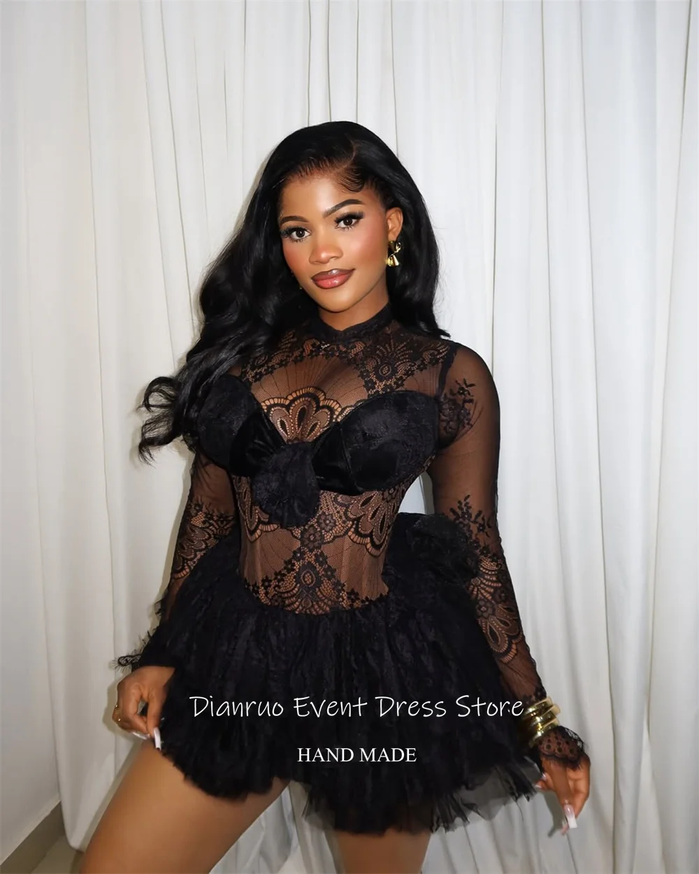 فستان Dianruo شفاف من الدانتيل الأسود للحفلات الراقصة مثير بطول قصير لحفلات العودة للوطن مزين بطيات ورقبة دائرية رداء كوكتيل مخصص