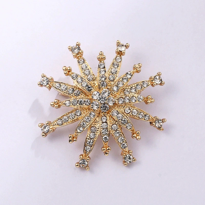 Luxury Atmospheric Eight-pointed Star Brooch Shiny Star Pins Decoration for Women Retro Medal Clothing Accessory