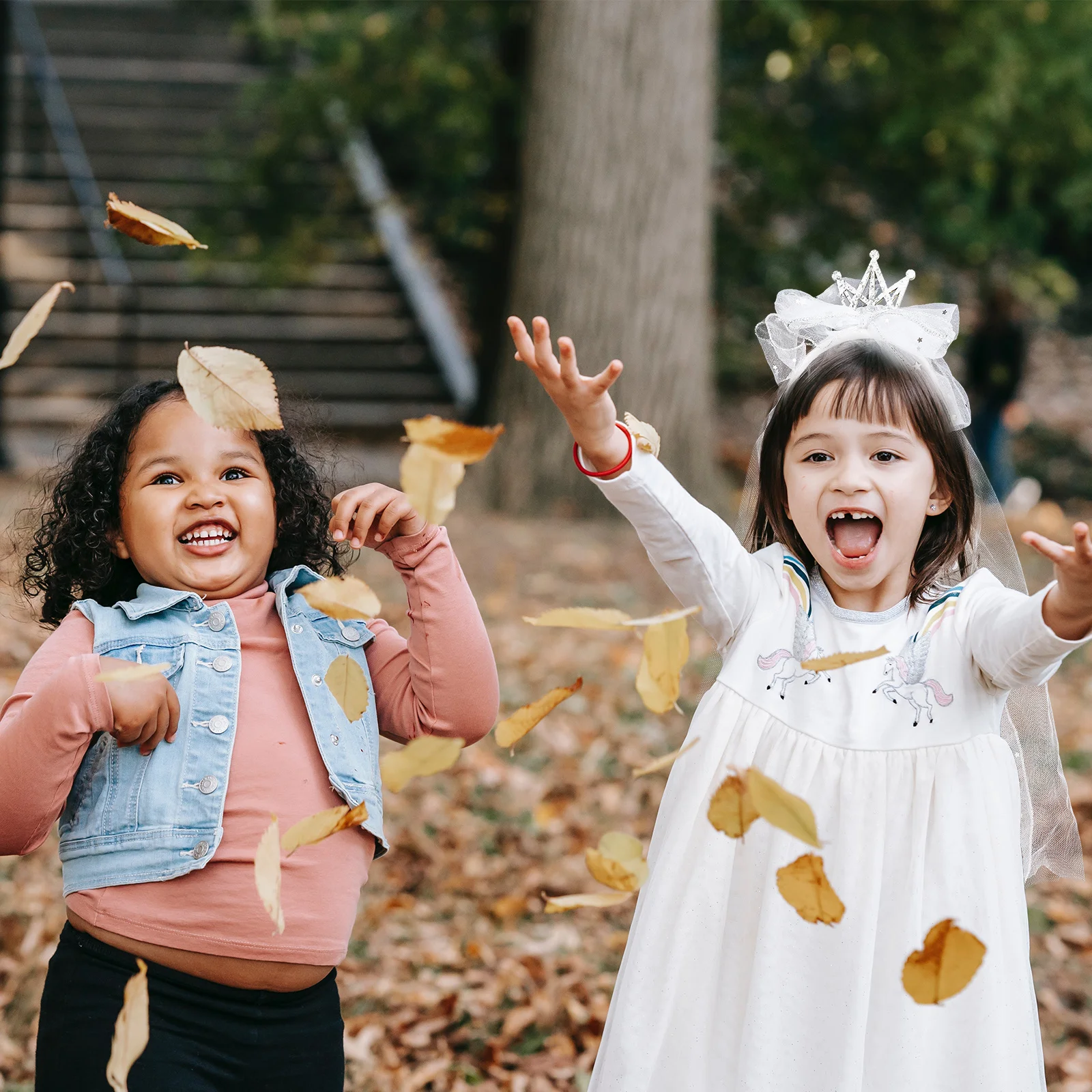 

Красивая легкая повязка для волос с короной 35 г, повязка на голову с бантом для девочек, тиара на день рождения, подарок, изысканный, блестящий, удобный