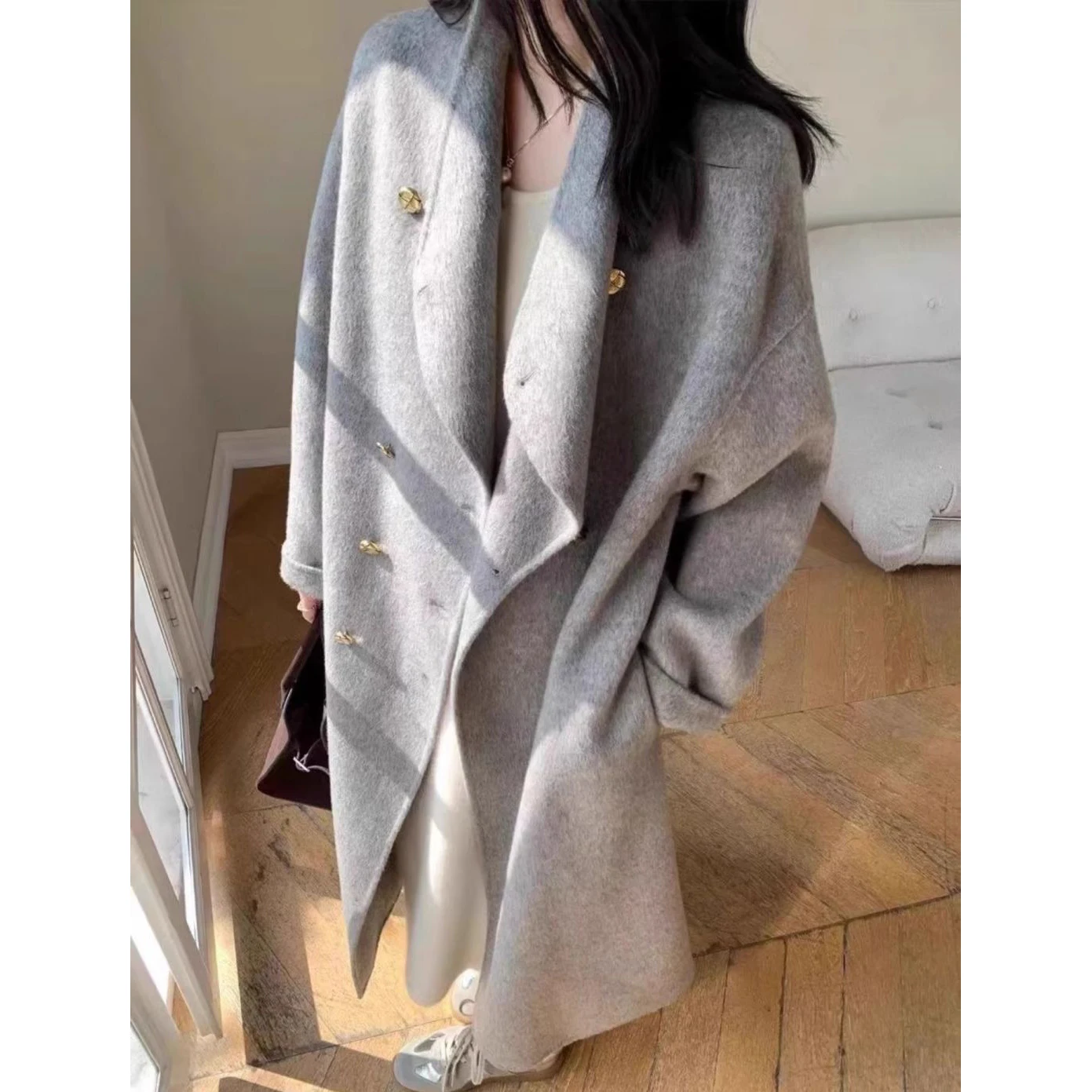 Cappotto da donna in velluto double-face 2026 Autunno Inverno New Gold Buckle Sense Trench di lana chic allentato medio lungo