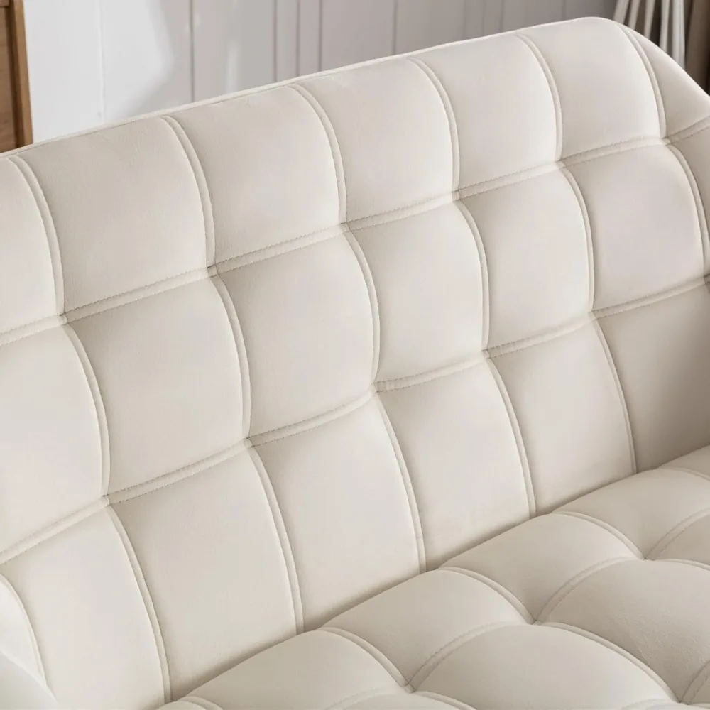 Sofa dwuosobowa w stylu mid-century modern, aksamitna, z pikowanym oparciem typu wingback i złotymi nogami.