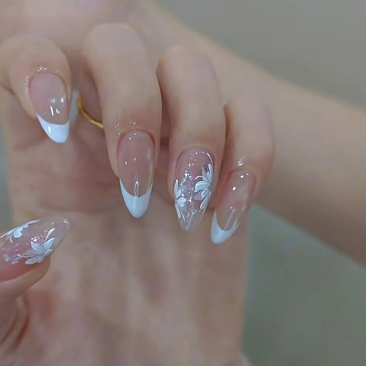 

24pcs False Nails Light Blue French-style Nails with Delicate Glitter Flowers High-quality Press-on Nails—perfect for Girls