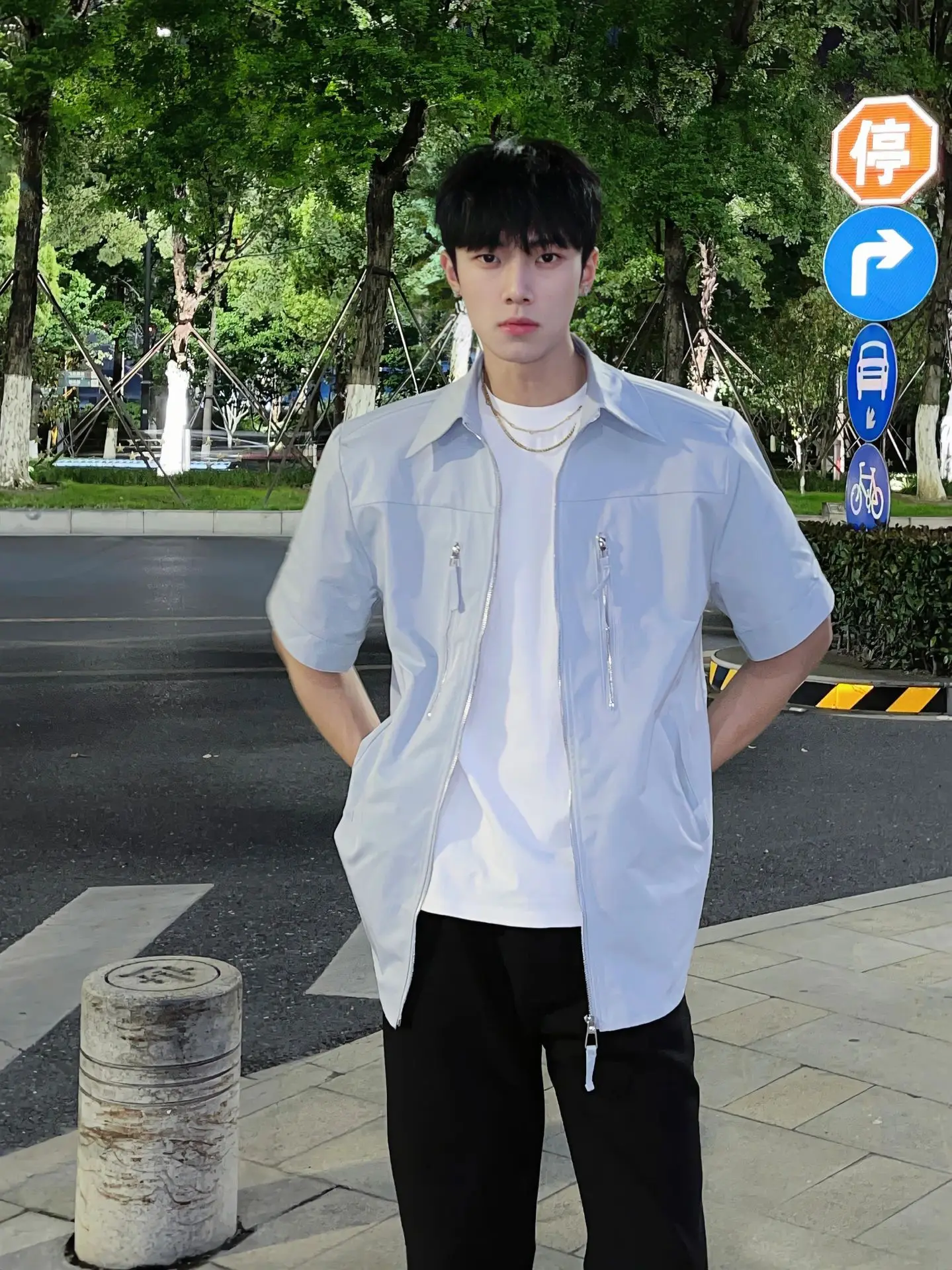 

Светло-голубая мужская летняя тонкая куртка на молнии с дизайнерским декором на плечах, свободного кроя в американском стиле