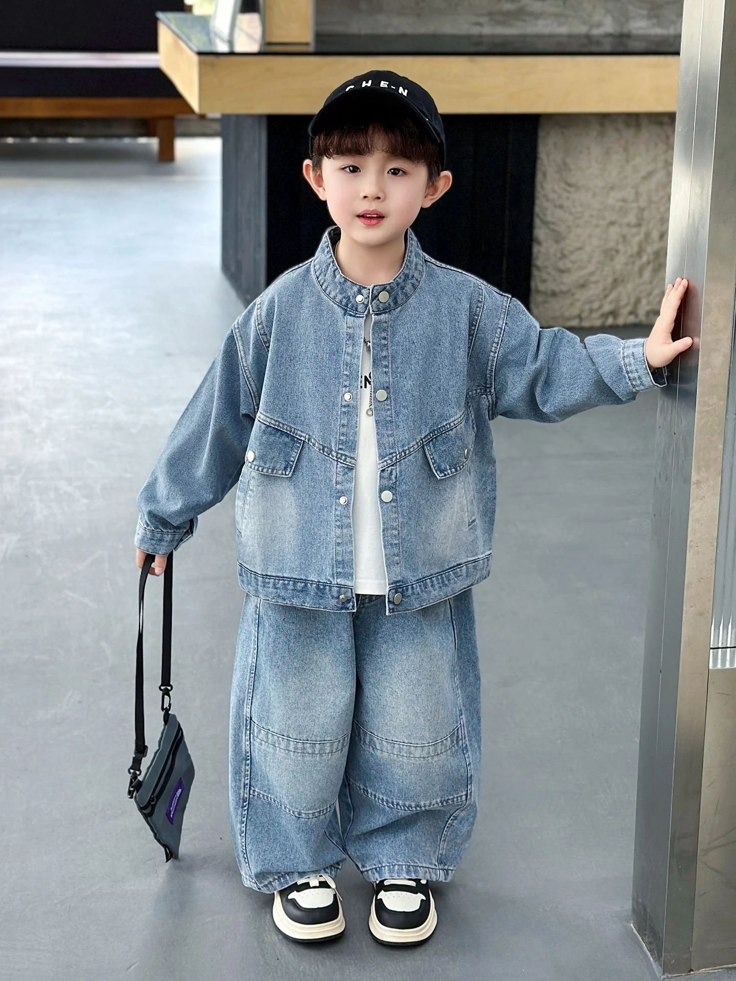 

Модный детский джинсовый комплект для мальчиков, весенняя одежда 2026, новый корейский стиль, комплект из двух предметов для маленьких мальчиков на весну