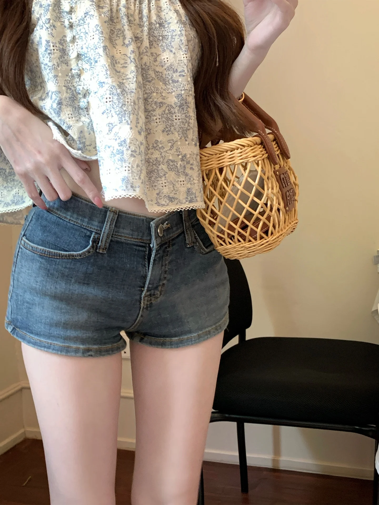 

Джинсовые шорты Coolline с низкой талией и высокой эластичностью, корейский стиль, с мультяшным принтом, для создания эффекта пышных бедер, повседневные, прямого кроя