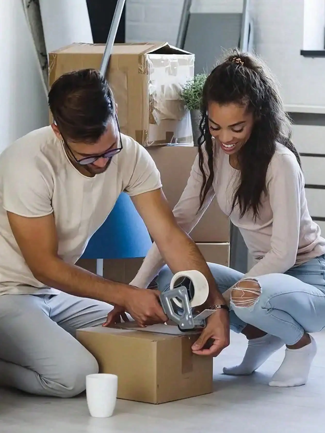 Cinta de embalaje transparente sin olor de 2 pulgadas de ancho, 110 yardas, 1.9 mil, rollos de cinta de embalaje para mudanzas, envíos y regreso a clases.