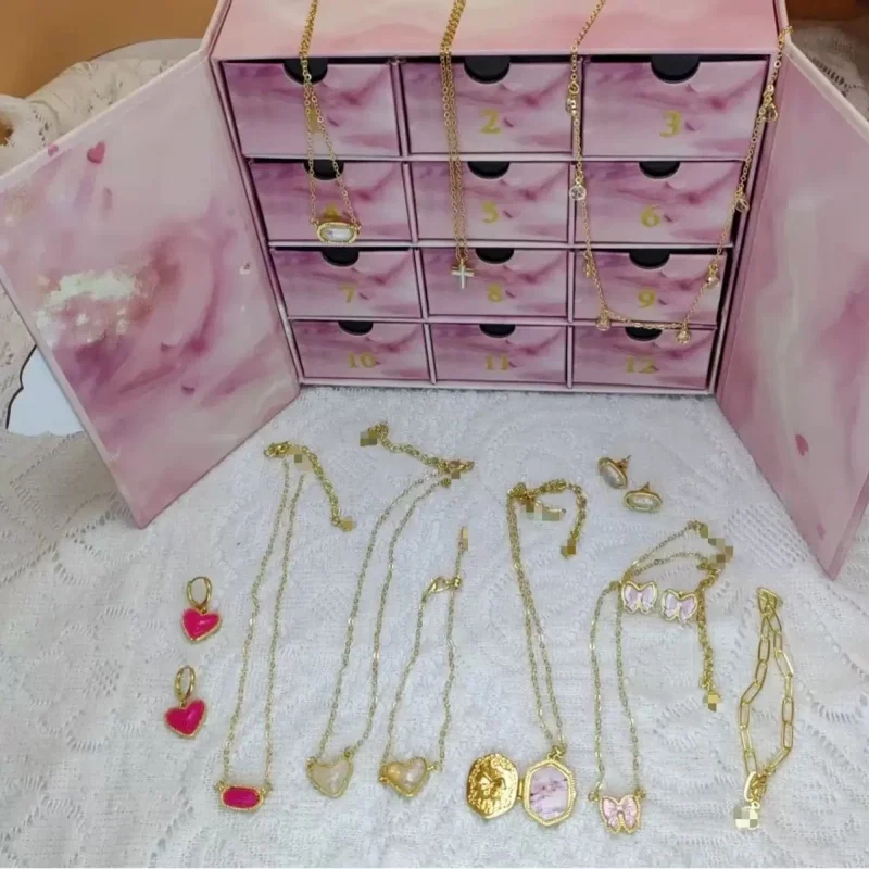 

Подарочный набор на День святого Валентина 2026: 12 предметов элитных украшений, календарь-сюрприз с магнитной застежкой, подарочная коробка-сюрприз, кулон-сюрприз (бластер)