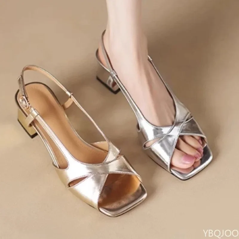 Modische offene Sandalen mit dickem Absatz für Damen – Neuheit für den Sommer: Vielseitige High Heels mit Fersenriemen und eckiger Spitze in Gold und Silber