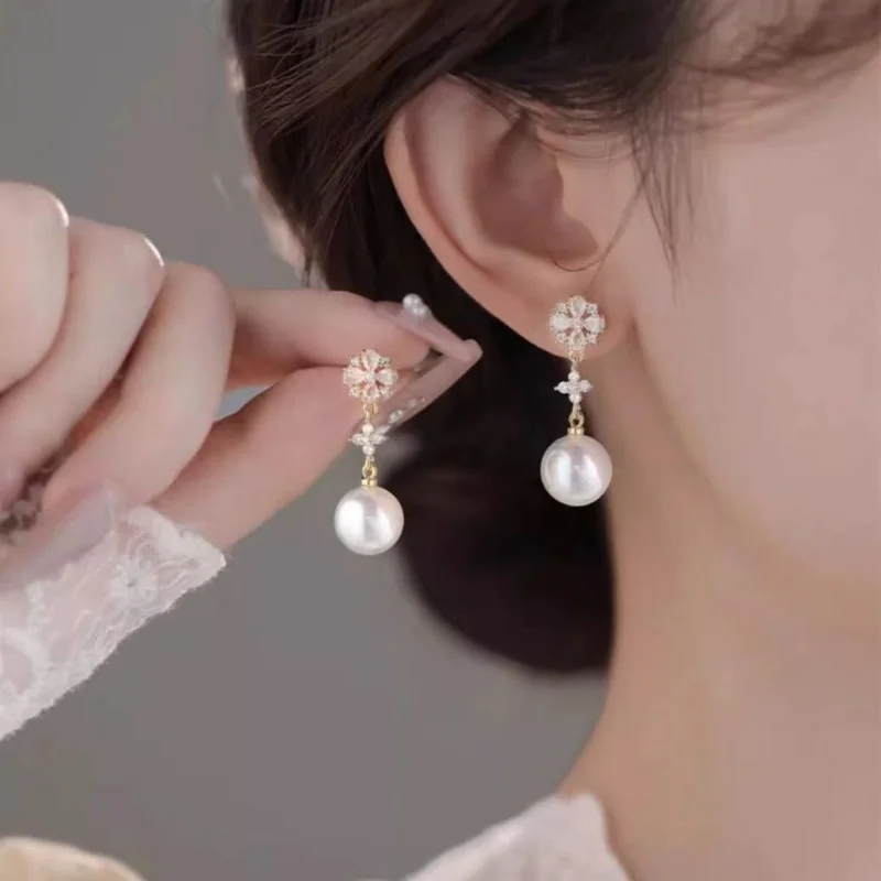 The newly designed sweet Rhinestone snowflake stud ear clips are an elegant imitation of pearl crystal zircon earrings for women