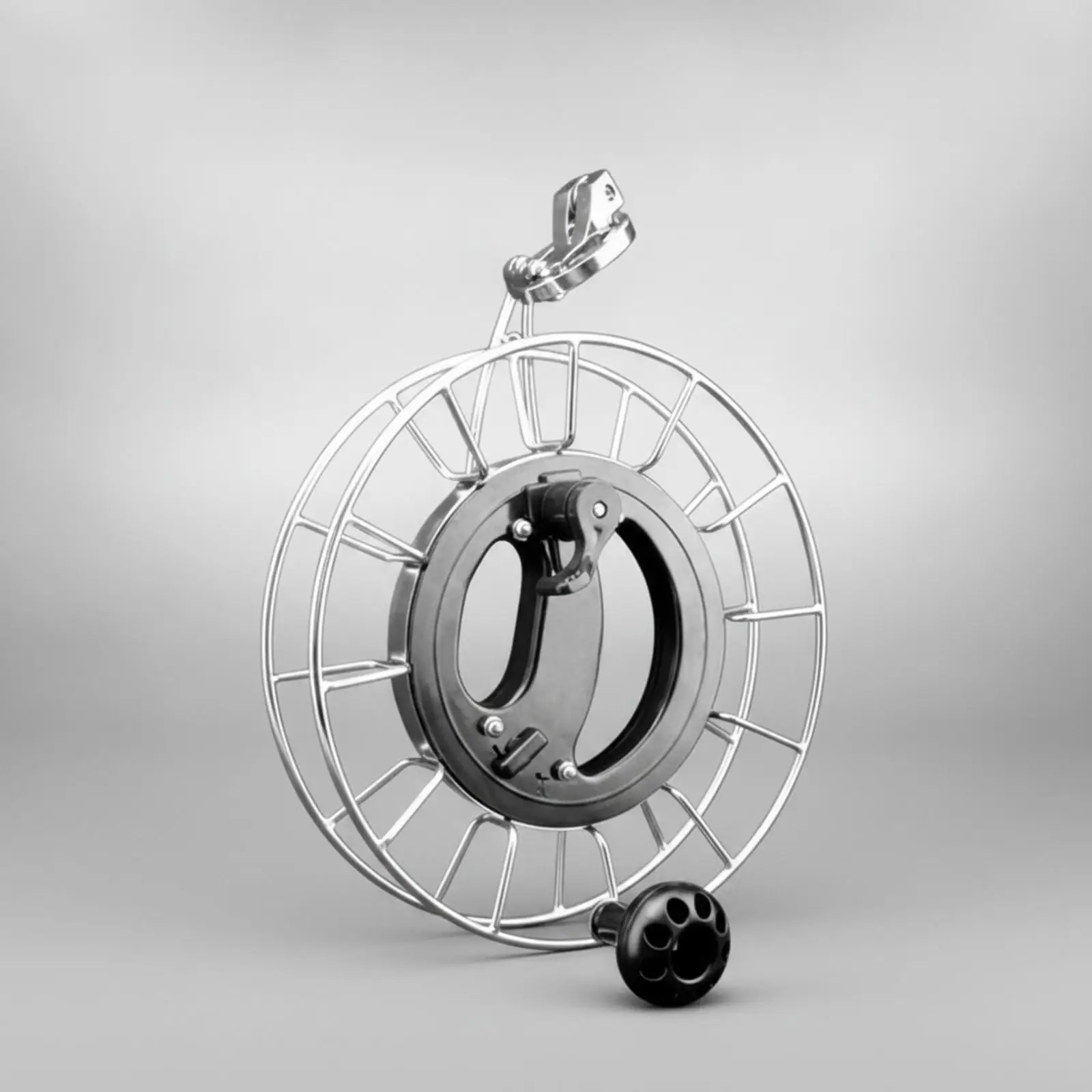 enrouleur-de-cerf-volant-robuste-avec-cadre-en-metal-et-manivelle-ergonomique-pour-une-gestion-facile-de-la-ficelle-dote-d'un-systeme-anti-retour-pour-une-precision-optimale