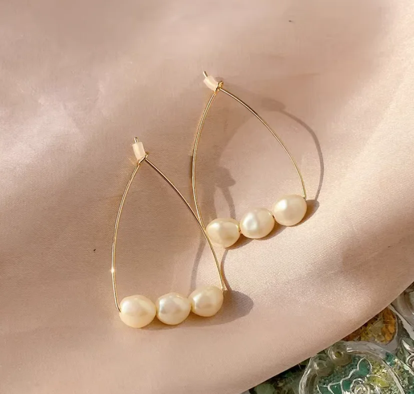 French-style iridescent pearl earrings, sophisticated, trendy, and minimalist geometric hoop earrings