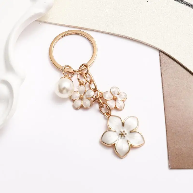 1 Stück Niedlicher Blumen-Schlüsselanhänger, Süßer Einfarbiger Drei-Kirschblüten-Anhänger, Schlüsselring für Damen-Handtaschen-Deko – Detail 5