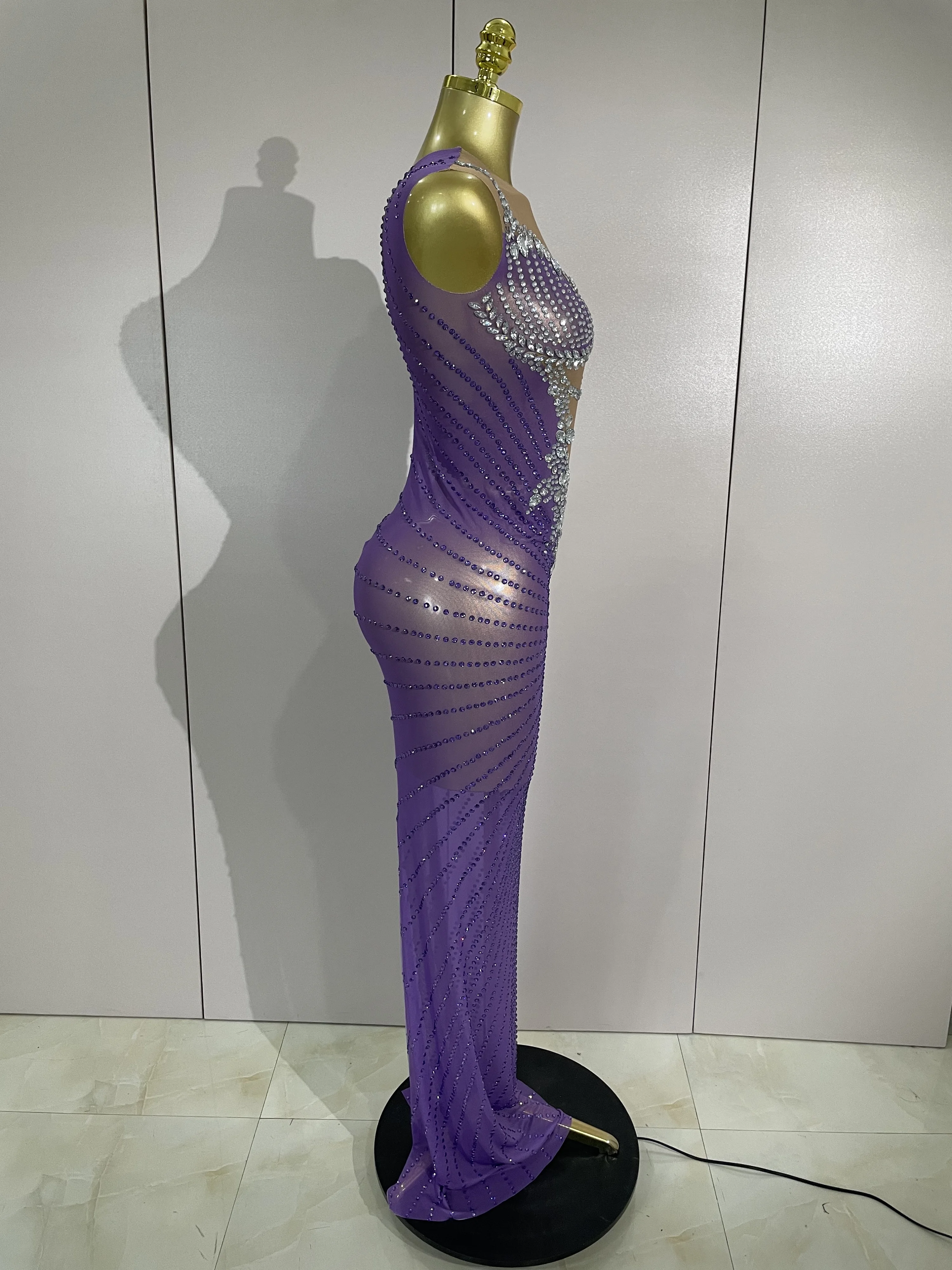 Elegancka, błyszcząca, diamentowa, seksowna, siateczkowa, prześwitująca długa suknia damska na wieczór, luksusowe przyjęcie urodzinowe, wesele, do klubu nocnego, na scenę.