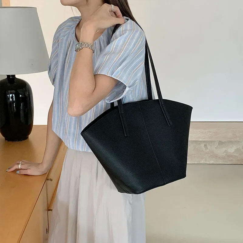 Neue High-End-Frauen Nische Vielseitige Große Kapazität Tragbare Einkaufstasche Einfache Koreanische Version Casual Mutter Kind Eimer Tasche