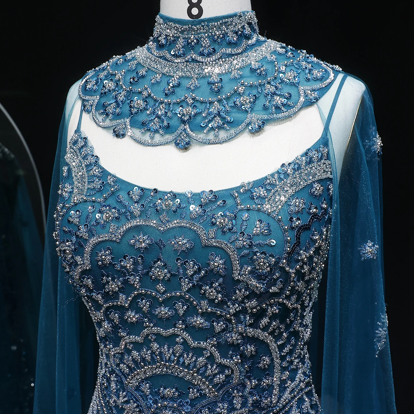 Sharon Said Luxuriöses Türkisfarbenes Abendkleid in Übergröße mit Cape-Ärmeln, Neckholder, Perlenbesatz, Dubai Arabisches Damen-Abendkleid SS028 Maßanfertigung – Detail 6