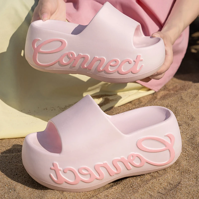 2026 Neue Damen-Slipper mit Buchstabenprint, leichte Sommer-Keilsandalen für Damen, EVA-Sandalen mit dicker Sohle, rutschfeste modische Pantoletten