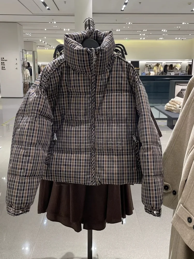 

Новая женская одежда 2026 года: модная универсальная куртка в европейском и американском стиле с воротником-стойкой, длинными рукавами и клетчатым узором из хлопка.