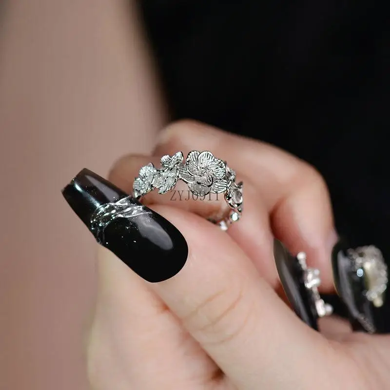 S925 zilveren bloemenclusterring vrouwelijke donkere wind driedimensionale bloemopeningsring veelzijdig en geavanceerd gevoel