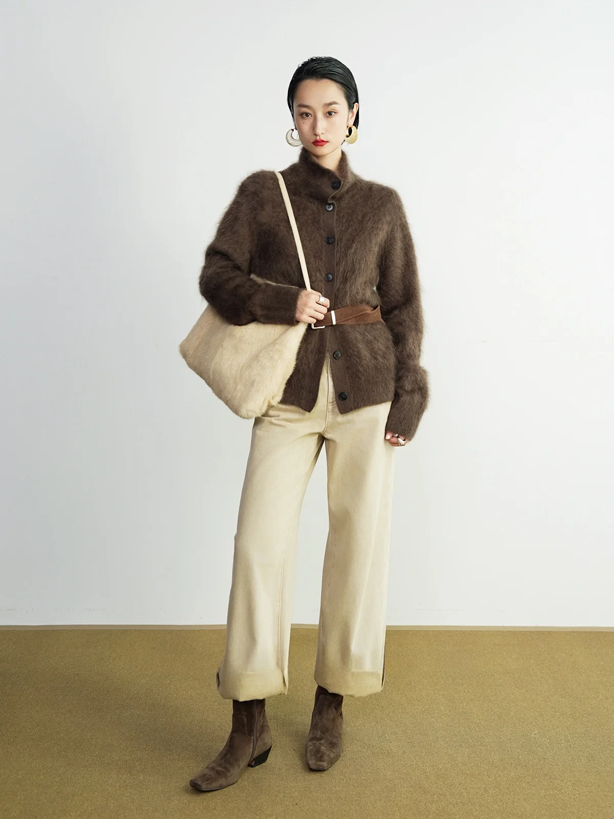 

Джинсы прямого кроя из высококачественного хлопкового твила с низкой насыщенностью цвета, классические, универсальные, повседневные, с высокой талией.