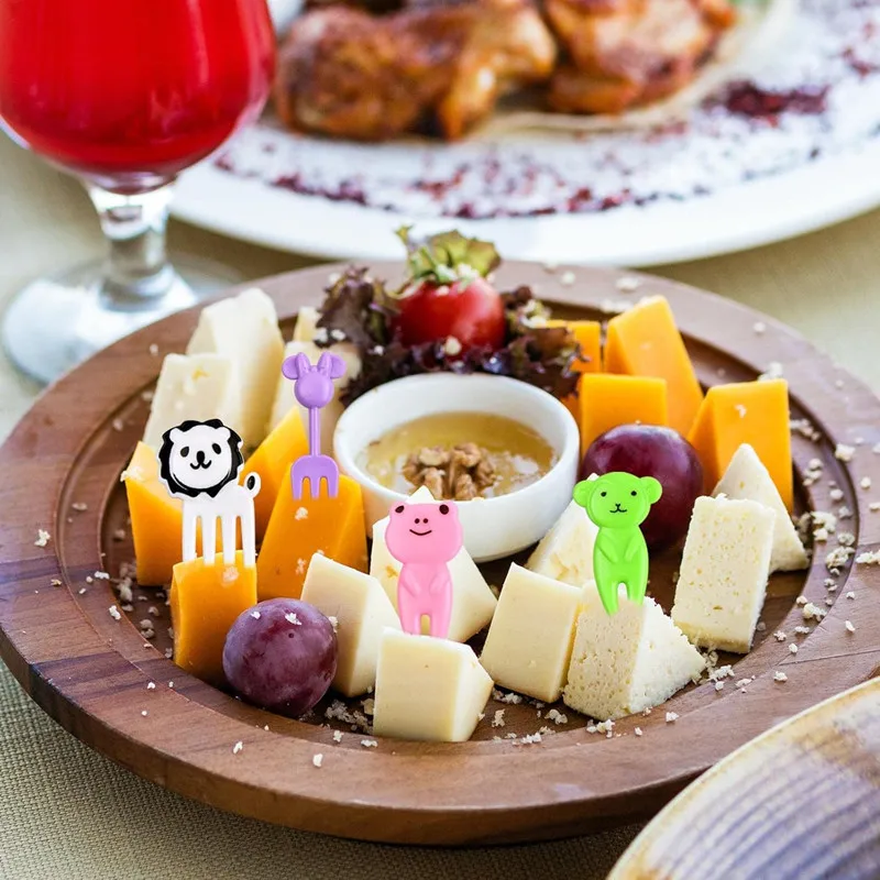 Mini fourchettes à fruits pour enfants en gros plan