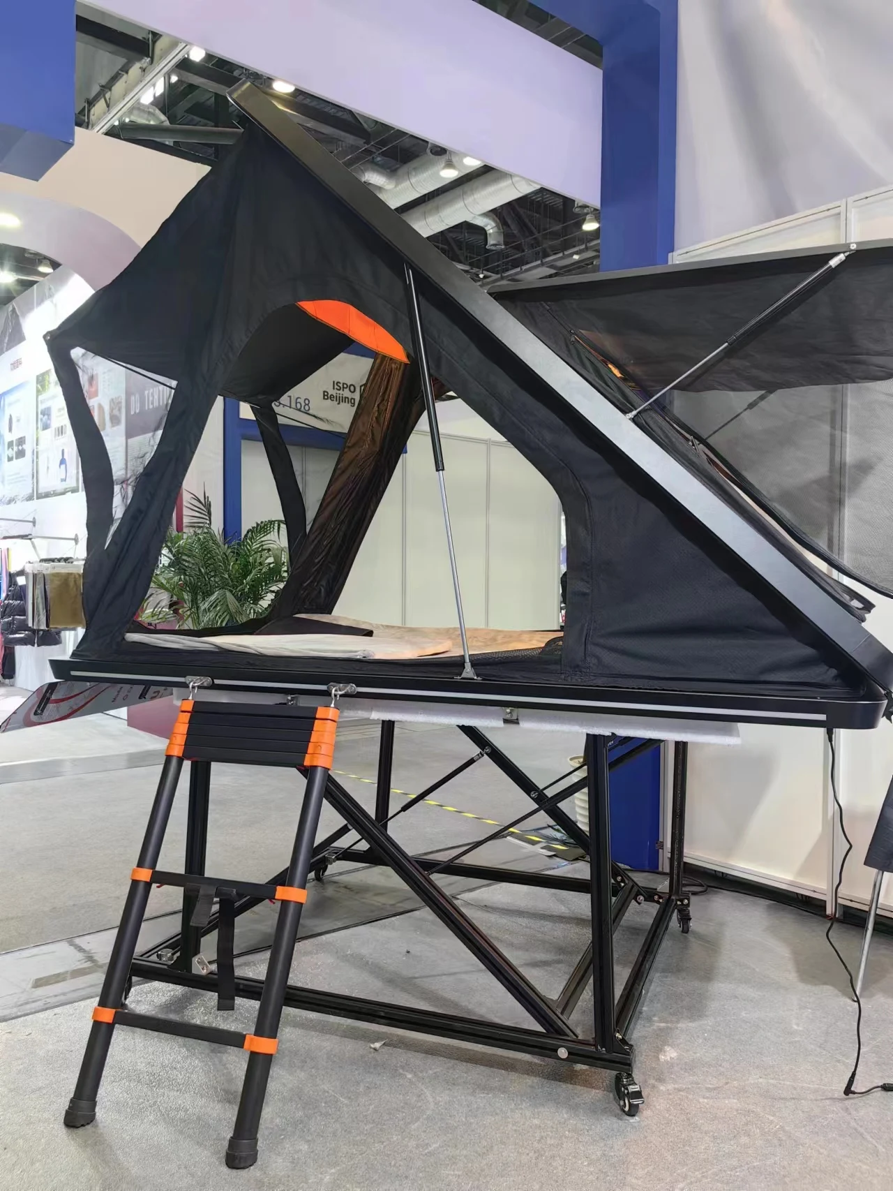 Factory Supply New Style Roof Top Tent Aluminum Hard Shell Triangle Clamshell Car Rooftop Tent