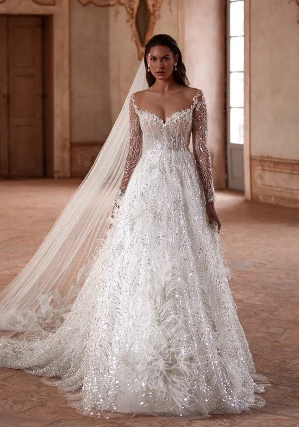 Aangepaste luxe glanzende witte a-lijn 3D kant kraal borduurwerk en veren dames sexy v-hals backless nieuwe strand bruid jurk