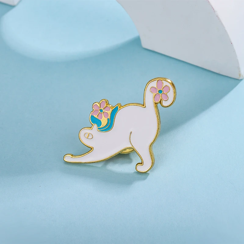 Pin esmaltado de gato blanco y Margarita rosa, broches de gatos pequeños y gatitos, insignias, joyería de fiesta de solapa para mujeres y niños, mayorista