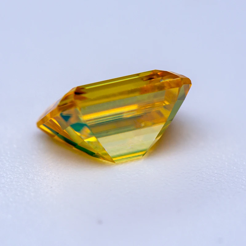 Pietra preziosa Moissanite Colore giallo dorato Diamante coltivato da laboratorio con taglio smeraldo per materiali avanzati per la creazione di