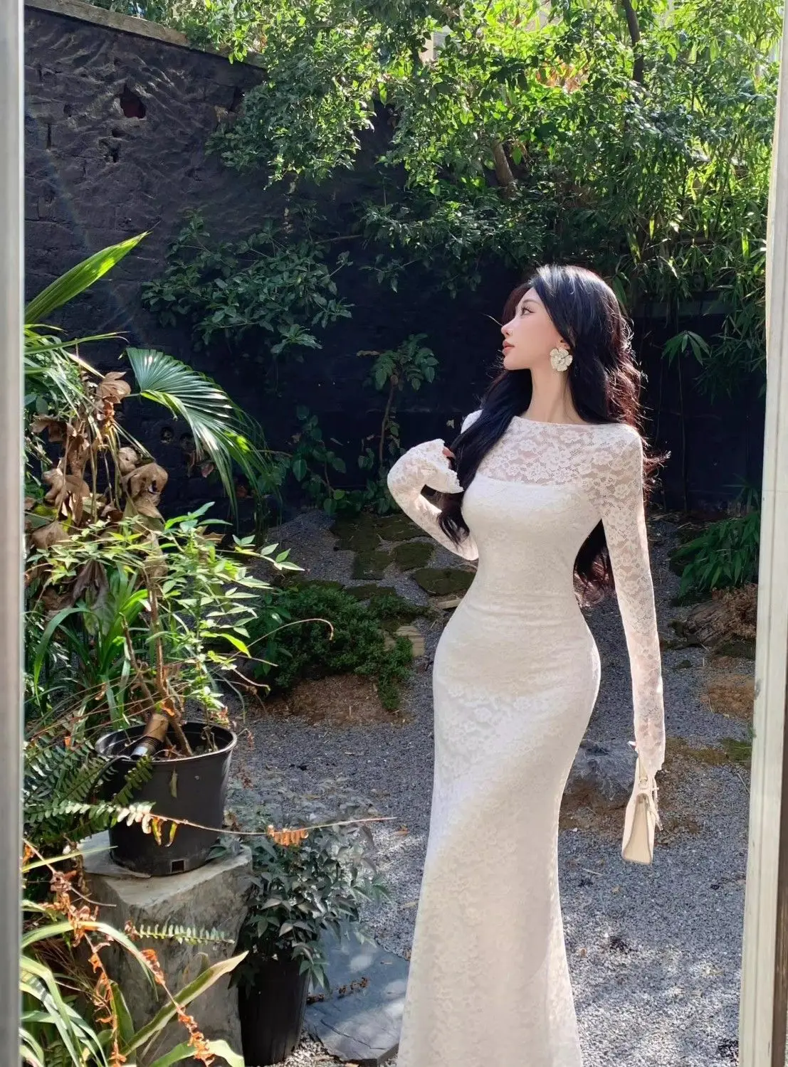 French long-sleeved lace dress, slim-fitting design temperament in autumn and winter, new fishtail long dress, thin hip skirt