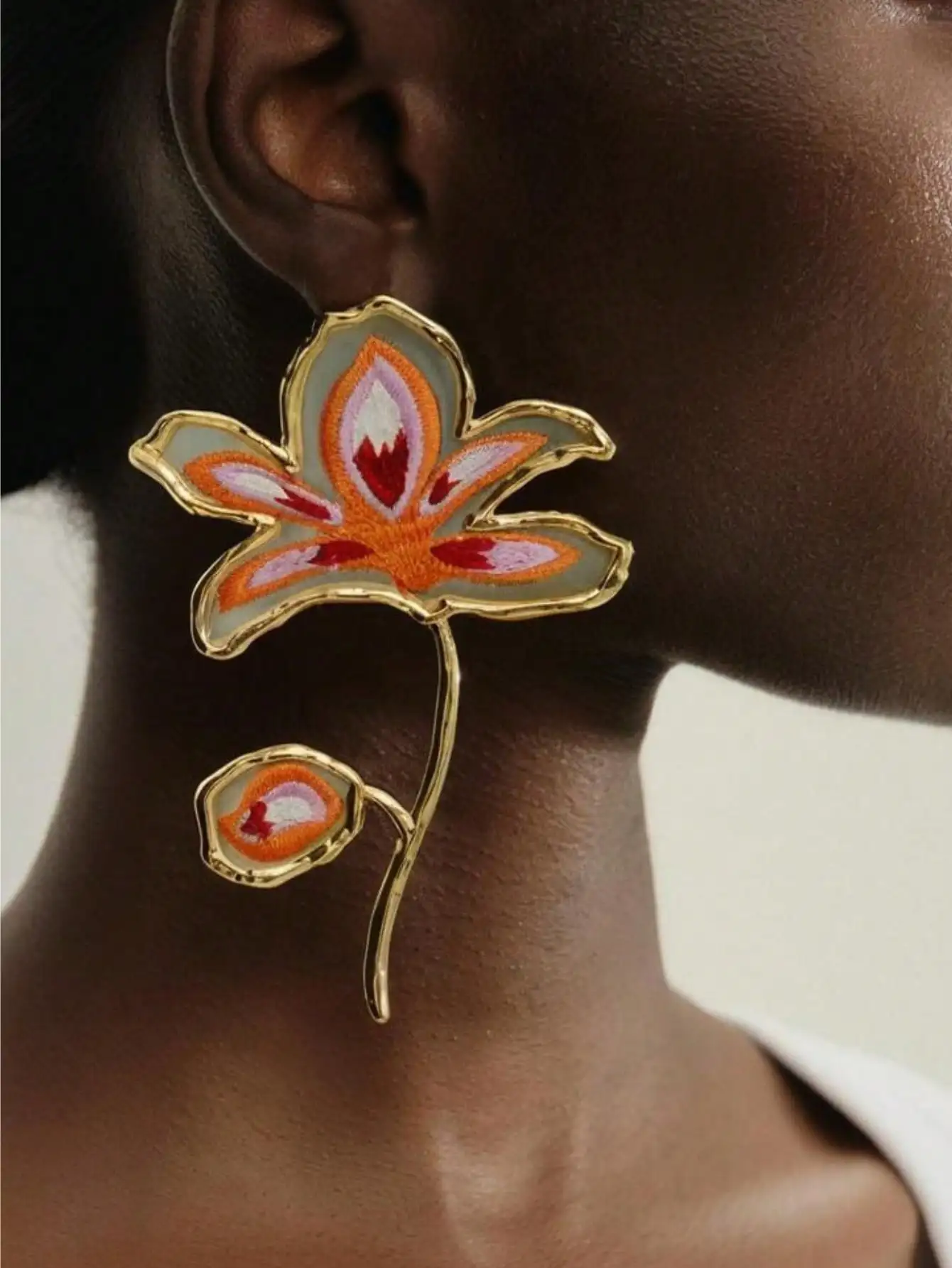 Pendientes Largos Florales con Diseño Ombré Naranja Bordado, Marco de Metal Dorado